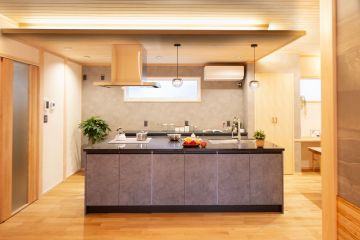 キッチン：タカラスタンダード・オフェリア（扉：JK-800C ワークトップ：フィオレストーン・ミスティブラック）