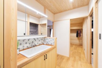 洗面スペースのタイル：LIXILモザイクタイル(コロリートIM-R：CLR-1)