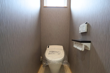 トイレは、グレーのクロスに大理石柄のクッションフロアでホテルライクな空間に