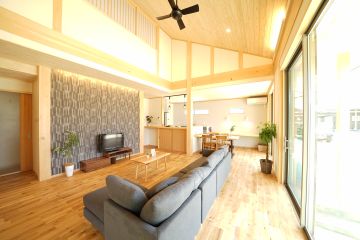 リビングのアクセントウォール：エコカラット・陶連寺(灰色)