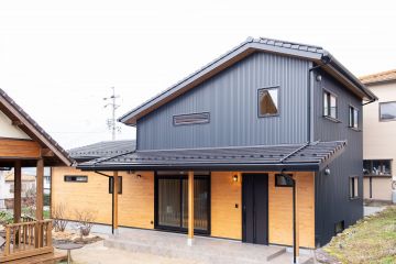 外壁のアクセント：ヒノキ15㎜(キシラデコール塗装：ピニー)