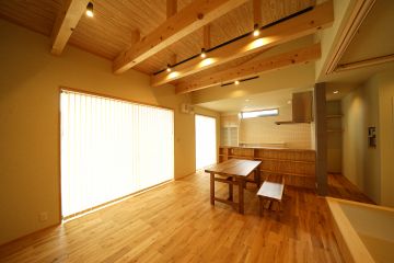 杉の羽目板天井×梁見せ天井で温もりたっぷりな空間に