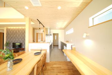 スタディーカウンター：イチョウの一枚板