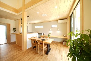 床材：硬質で傷が付きにくいナラの無垢フローリング