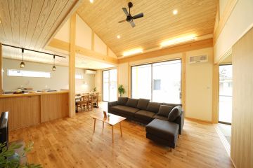 2400㎜のハイサッシで明るく開放感のある空間に