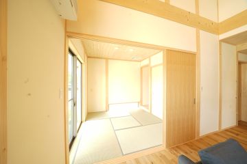 和室には、優しい光が入るFIX地窓を採用