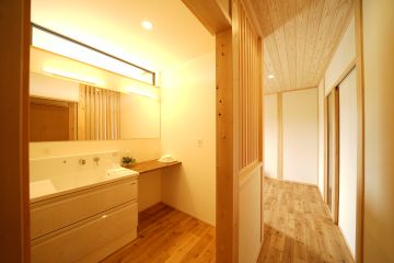 朝の準備時間の渋滞を防ぐ1650㎜のワイドな洗面スペース