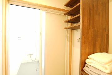 脱衣と洗面スペースを分けることで、入浴タイムが快適に