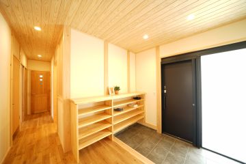 調湿・消臭効果のあるヒノキ漆喰壁で爽やかな空間に