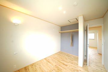 くすみカラーのクロスでお洒落な空間に