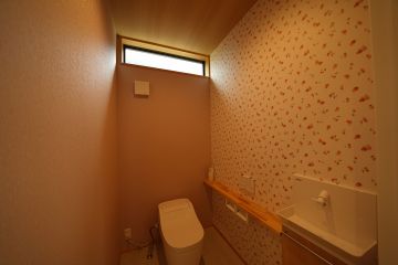 トイレは、チェリーやストロベリーのクロスでちょっぴり可愛く♬