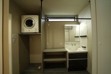 サニタリールームは、グレーやブラックの色味で統一しクールな空間に