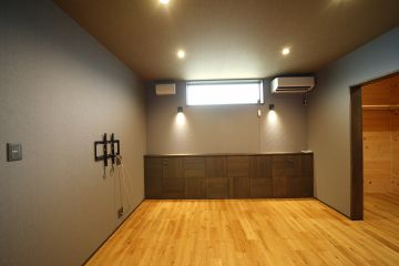 ベッドの枕元にふかし壁を設けホテルライクな空間を演出