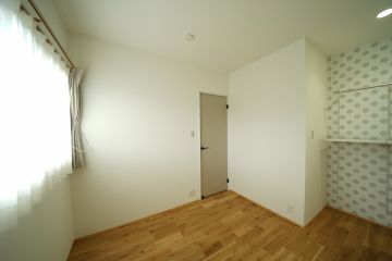 子供部屋のオープンクローゼットにはポップなクロスを採用し可愛らしいお部屋に