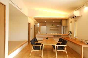 天井を照らすコープ照明が天井を高くお部屋を広く見せてくれます