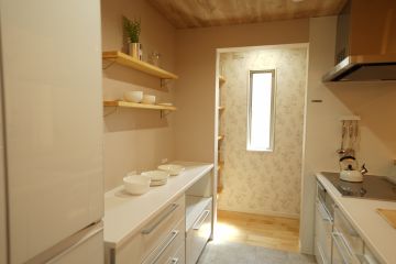 パントリーは出入りスムーズの建具無しスタイル