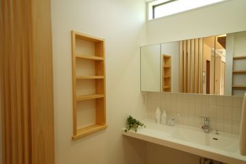 造作洗面台には、アイカ工業のコーリアンカウンターを採用