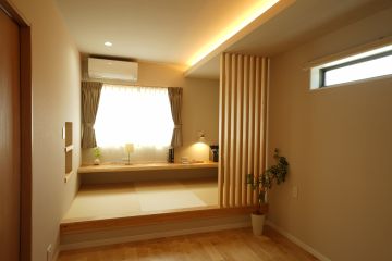 寝室には下がり天井×間接照明を取り入れ、リラックスできる空間に