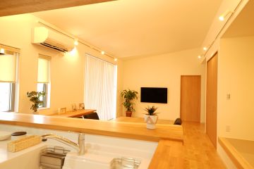 1.5寸のゆるやかな勾配天井で程良い開放感を演出