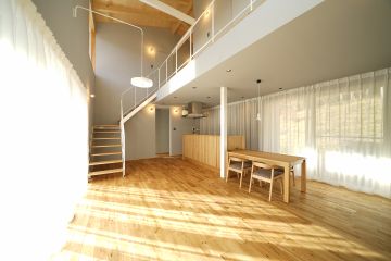 LDKを囲う窓は全て高さ2200㎜のハイサッシでたっぷりの光が入ります