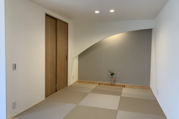 畳スペースの床の間は、アシンメトリーのアール垂れ壁でお洒落に演出