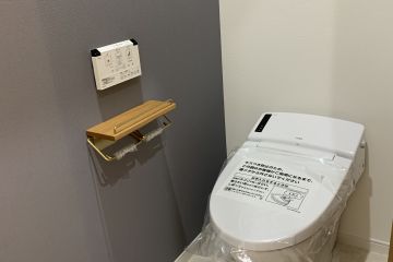 グレーのアクセントクロス×ホワイトの大理石柄クッションフロアでホテルライクに