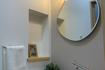 変形ミラーがお洒落な玄関手洗いスペース