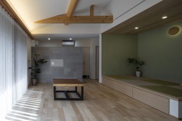 床材：淡く美しい色味で経年変色しにくいカバフリーリングを採用
