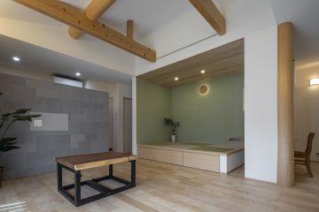 大人が座ったり立ったりしやすい 高さ400㎜の小上がりスペース