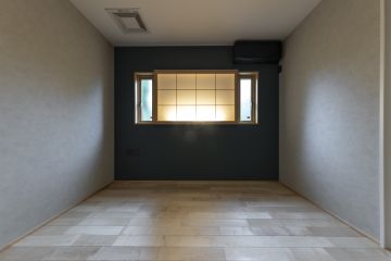障子を用いた間接照明で雰囲気のあるベッドルームに