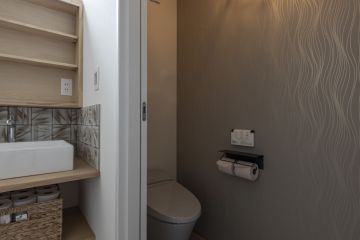 トイレのアクセントクロスは、ホテルライクなエレガントなデザインを採用