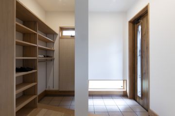 上がり框：スタイリッシュな印象になる斜め框を採用