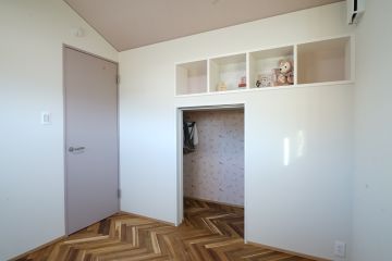 子供室①：天井‥サンゲツRE55103　収納内クロス‥シンコールBA7430