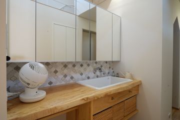 製作洗面台：カウンター‥栃一枚板　タイル‥名古屋モザイク・コラベル（NLA-MIX-11）