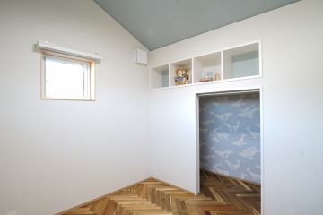 子供室②：天井‥サンゲツRE55105　収納内クロス‥シンコールBA7427