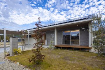 外壁：エスケー化研 ベルアート吹付(トラバーチン：AC-1094）　外壁アクセント：KMEW SOLIDO typeM LAP(セメント)