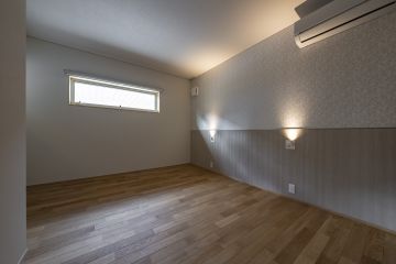 ツートンクロスでエレガントな空間を演出(上：シンコールBB2735　下：サンゲツFE76071)