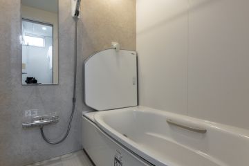 バスルーム：LIXIL リデア Mタイプ(アクセントパネル：マーフィルベージュ)