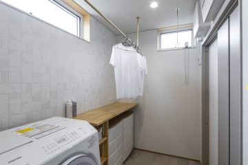 フロアタイル：サンゲツIS2057　クロス：サンゲツFE76758