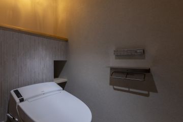 トイレ背面にふかし壁を作り、収納スペースに