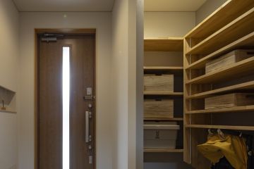 玄関収納：来客時はロールスクリーンで隠せる仕様に