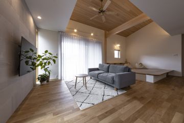 床材：硬質で傷が付きにくいナラフローリング