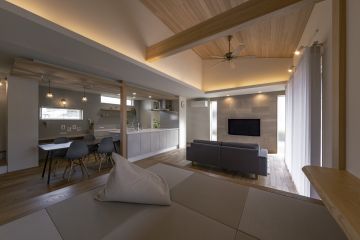 TV裏アクセントウォール：エコカラット(ストーングレース：ベージュ)