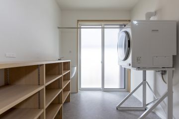 外から直接入られる、家事効率バッチリなランドリールーム：スロップシンク:TOTO SK507　乾太くん:リンナイ RTD-63