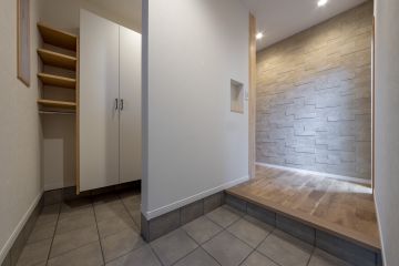 玄関ホール：タイル:SWAN TILE プリモス PM-300/S-501　エコカラット:ラフクォーツ ベージュ色をアクセントに。