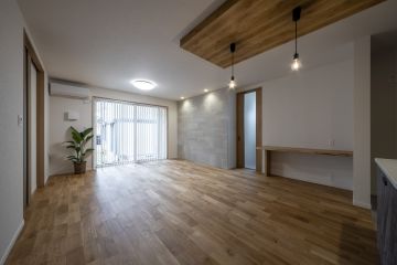リビングダイニング：マルチカウンター前面:マグネットウォール Feボード　壁掛けテレビ背面:エコカラット ストーングレース グレー