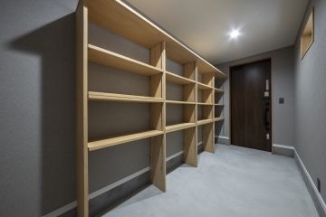 たっぷり収納できる、造作棚付き外部収納：床:モルタル金鏝仕上げ　クロス:SP9799