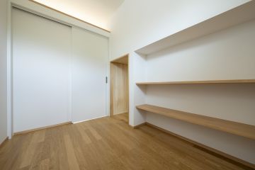 書斎：上部開口を設け、集中しながらも、家族とのつながりを感じられる空間に。