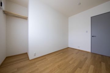 子供室：オープンなクローゼットを採用。お部屋が広く見える効果も。