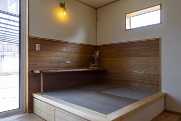 畳小上がり：畳（ダイケン 健やかおもて 清流 銀鼠色） 腰壁:タモ 横張り 無垢一枚板カウンター:サクラ 